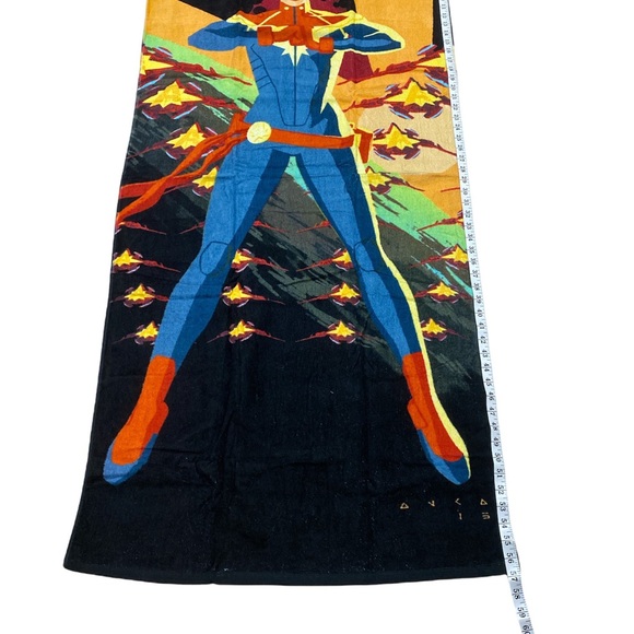 Disney Captain Marvel Beach Towel NWOT Loot Crate Marvel - Picture 4 of 8